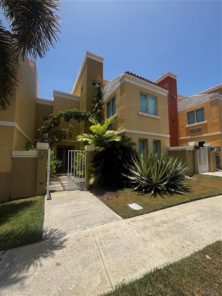 For Sale – 3-Level Villa/Townhome in Aquabella at Palmas del Mar
Located in the exclusive gated community of Aquabella, this spacious 3-bedroom, 3-bathroom villa spans approximately 2,200 sq ft across three levels and includes a private rooftop terrace.
Features:
3 bedrooms / 3 bathrooms
Approx. 2,200 sq ft of living space
Rooftop terrace
2 parking spaces
Gated community with 24/7 security
Access to pool, gym, and landscaped grounds
Enjoy the resort lifestyle at Palmas del Mar, featuring 2 golf courses, tennis & beach club, marina, equestrian center, private school, restaurants, and miles of walking/golf cart paths.
Ideal for full-time living, second home, or long-term rental investment.
HOA: ~$350/month | Palmas HOA: ~$1,300/year | CRIM: ~$2,400/year (est.)
Just 35 miles from San Juan.