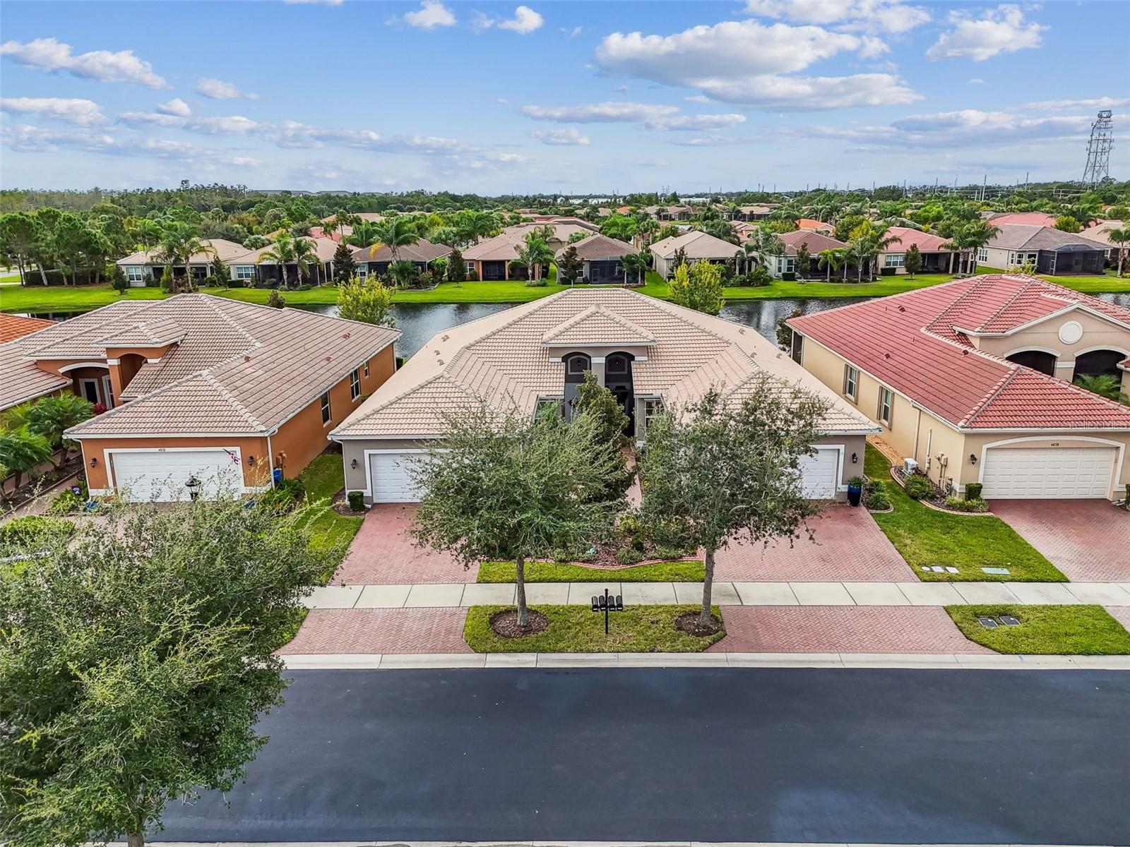 VALENCIA LAKES - Residential