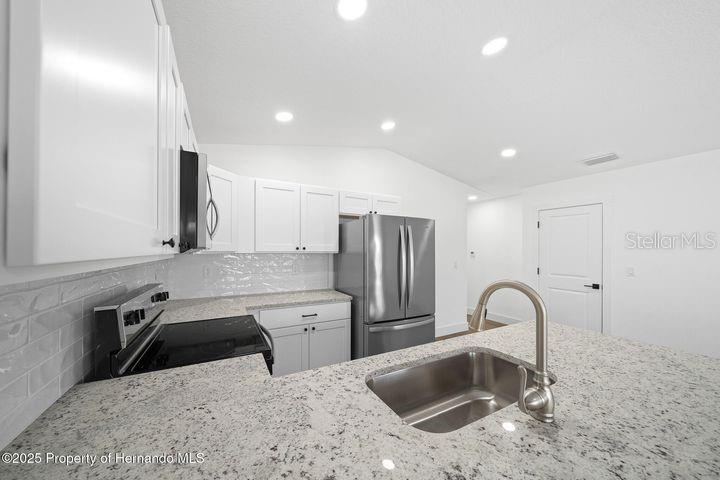 VOSS OAK LAKE ESTATE - Residential