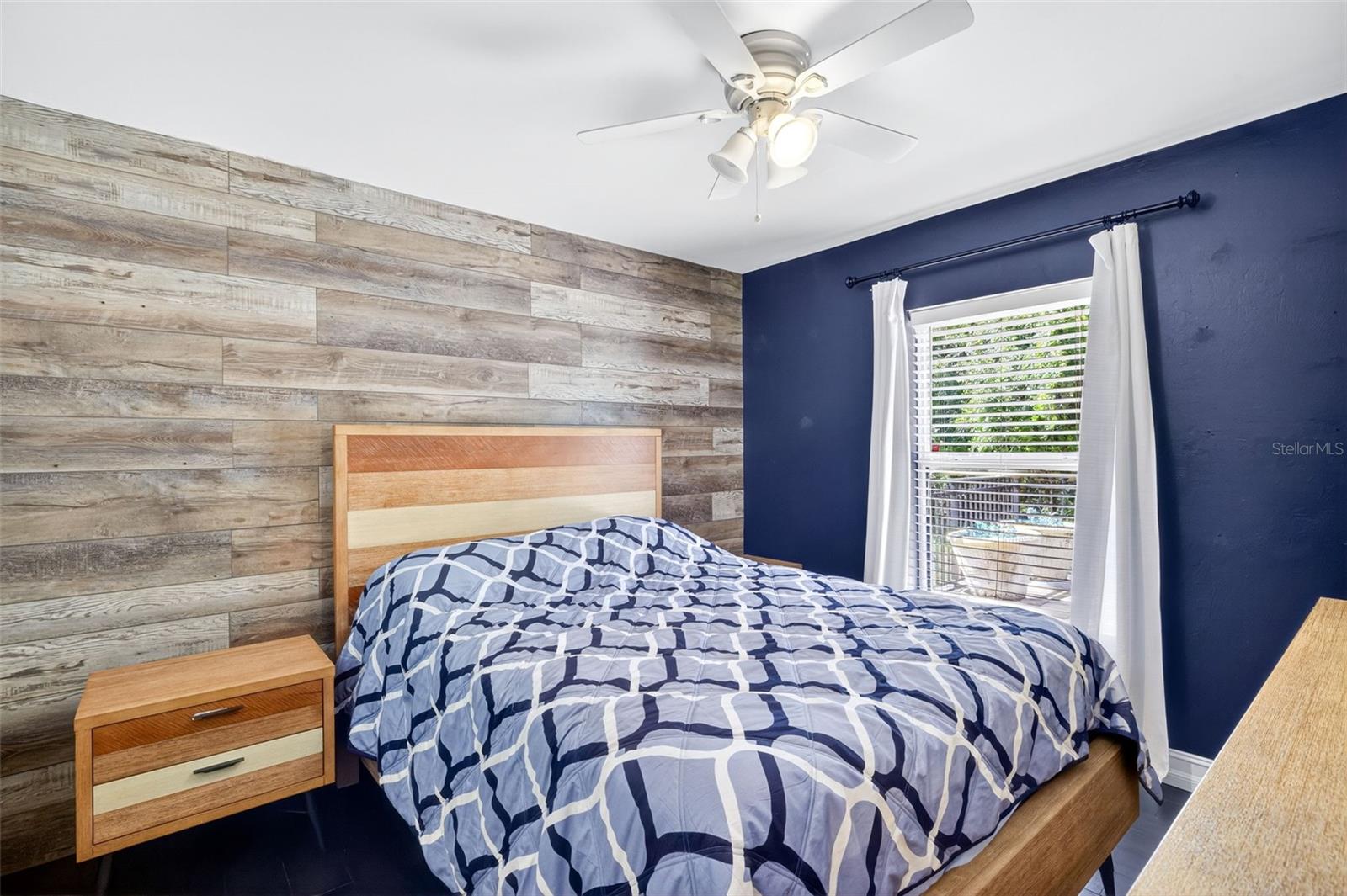 MIRROR LAKES - Residential