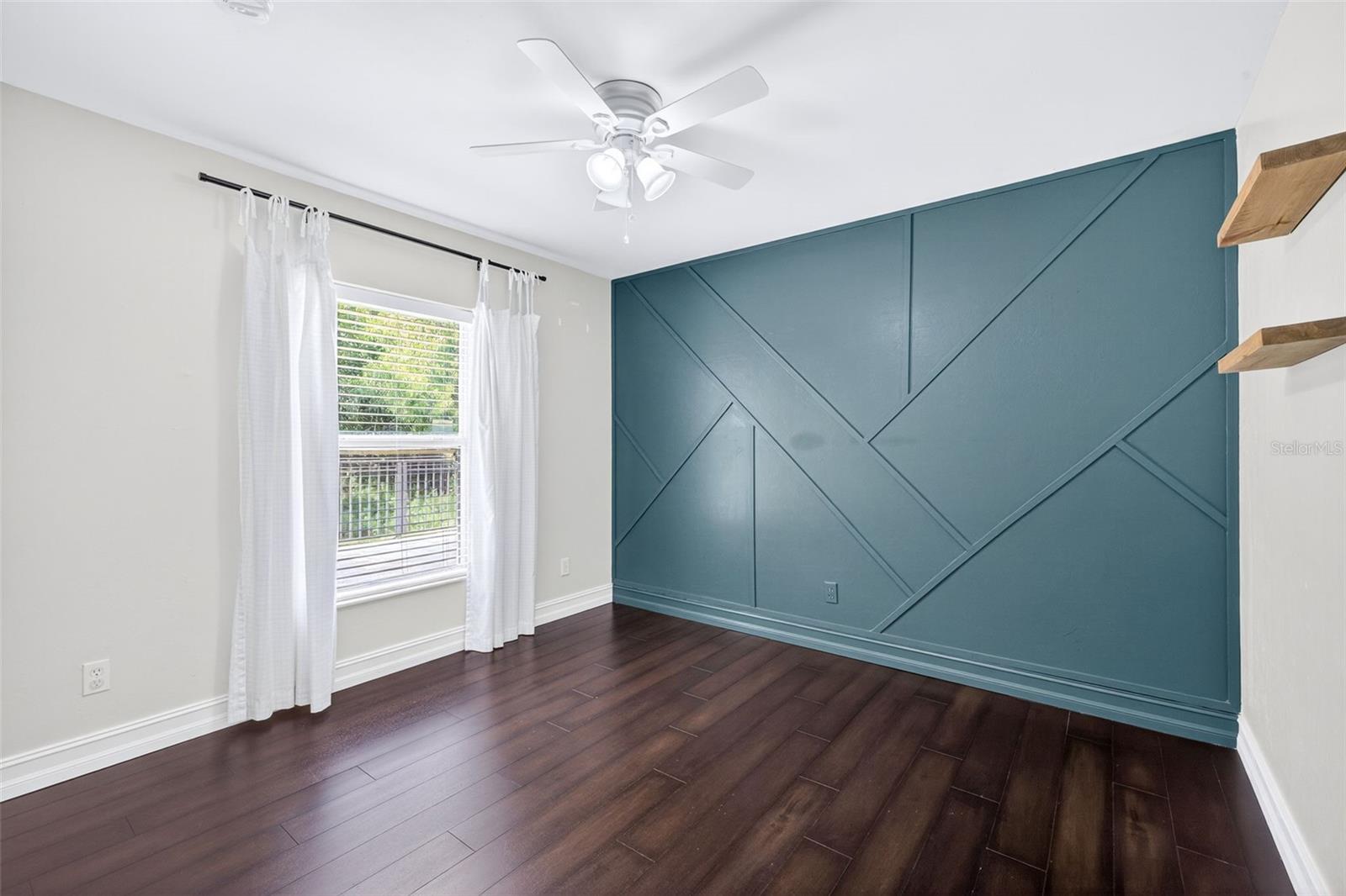 MIRROR LAKES - Residential