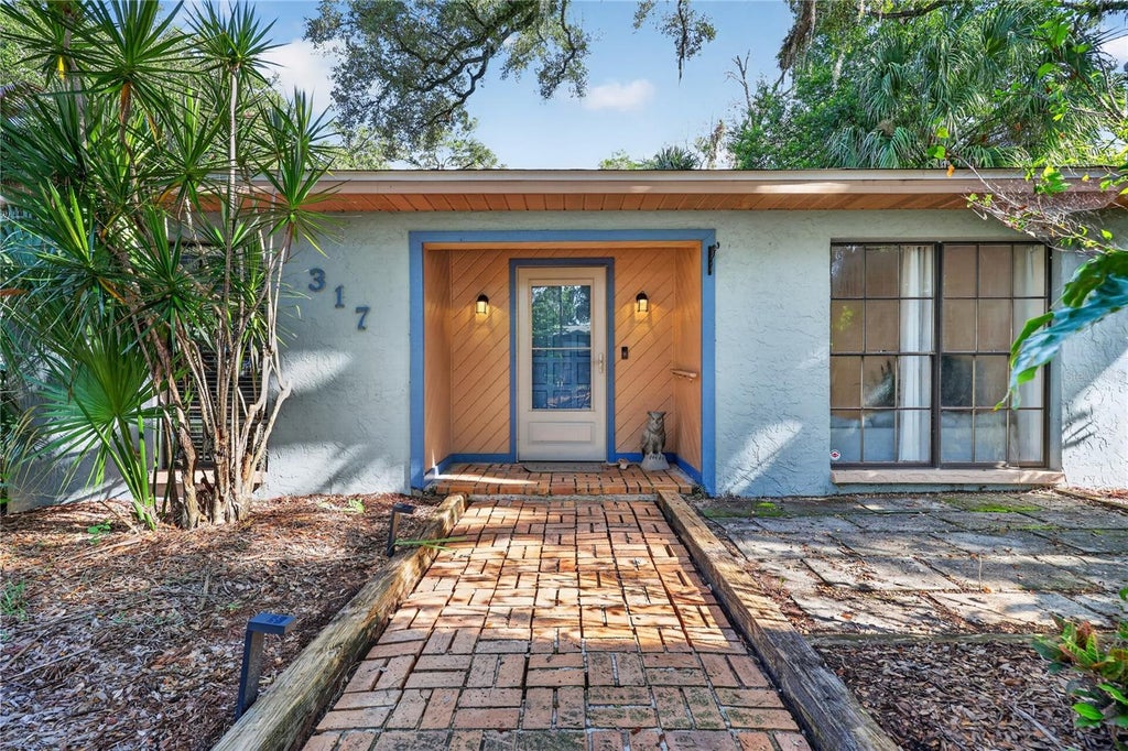 Photo of 317 W Comanche Avenue, Tampa, FL 33604 (MLS # TB8547197)