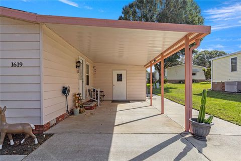 A home in LADY LAKE