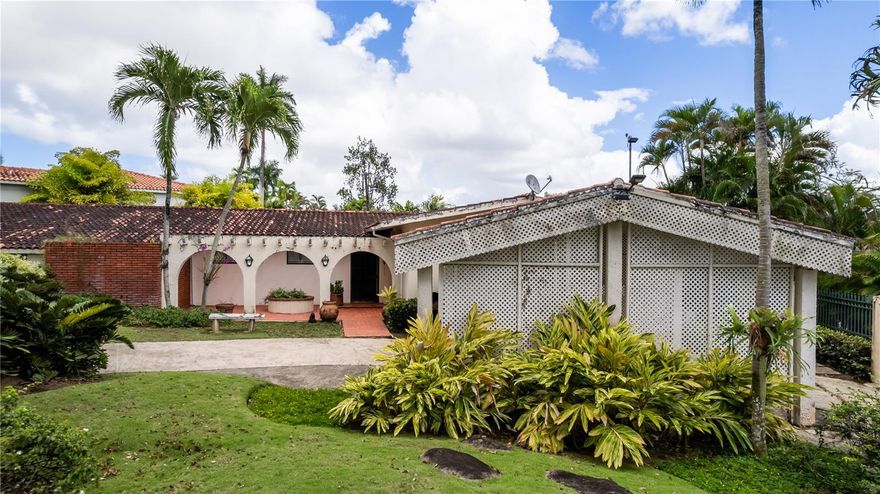 Located in the desirable Garden Hills Norte community in Guaynabo, this corner property sits on an approximately 1,200 square meter lot, offering an excellent opportunity for renovation or redevelopment in a highly sought-after residential area.

The home is a single-story residence and requires repairs and updating, making it ideal for buyers looking to customize a property to their preferences or for investors seeking a project with strong potential.

The corner location provides added space, flexibility, and accessibility, enhancing the overall appeal of the property.

Garden Hills Norte is well known for its convenient location in Guaynabo, with easy access to Avenida Santa Ana and Road #2, allowing quick connectivity to shopping centers, supermarkets, restaurants, and the San Juan metropolitan area.

Properties with this lot size and location in Garden Hills Norte are not frequently available.