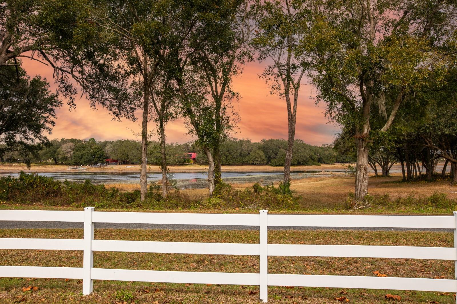 LOVES LANDING - Land