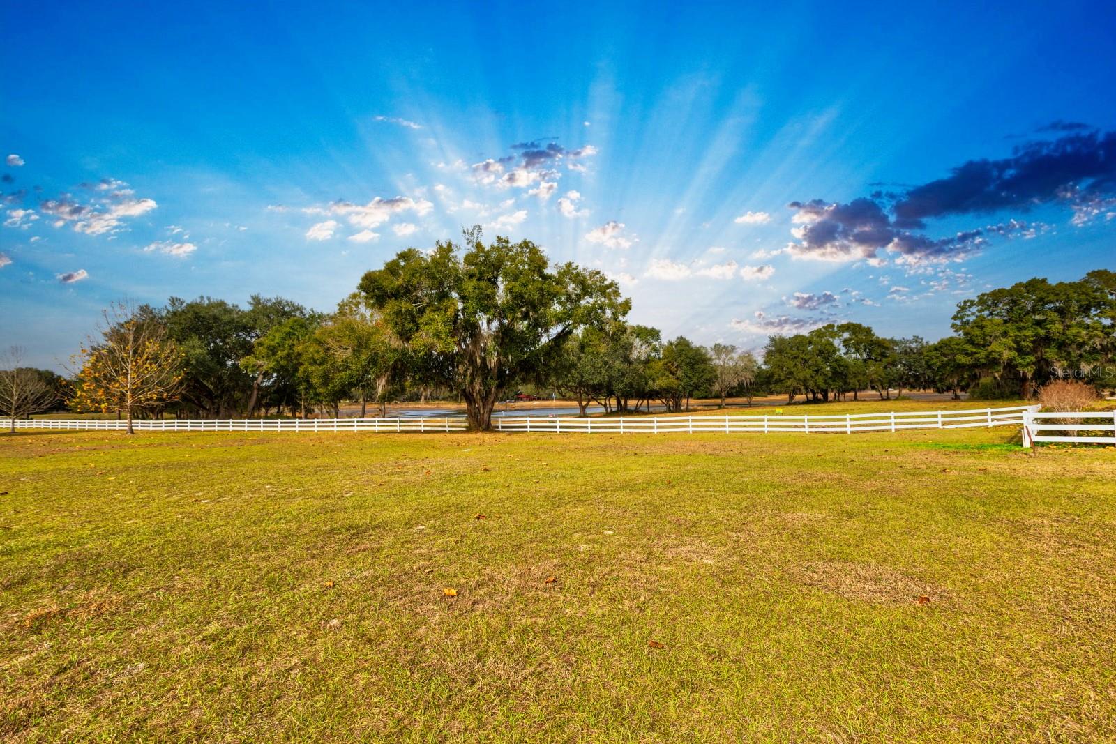 LOVES LANDING - Land