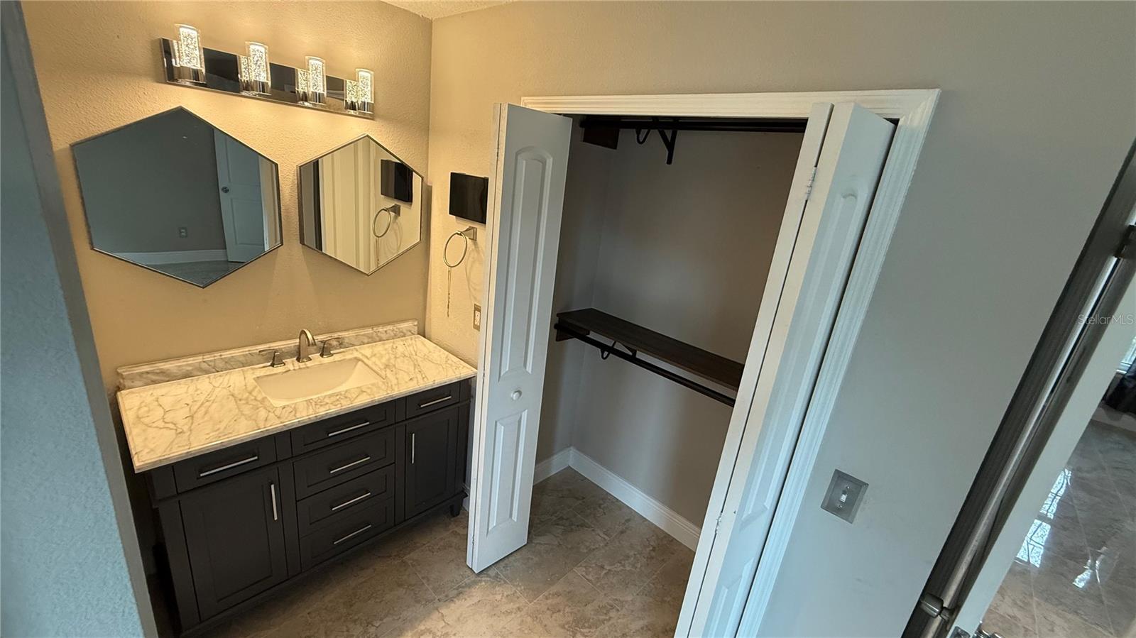 RIVERS EDGE - Residential