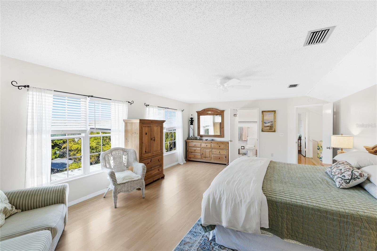 6936100; HOLMES BEACH 33RD UNIT; LOT 3; BLOCK 10; - Residential