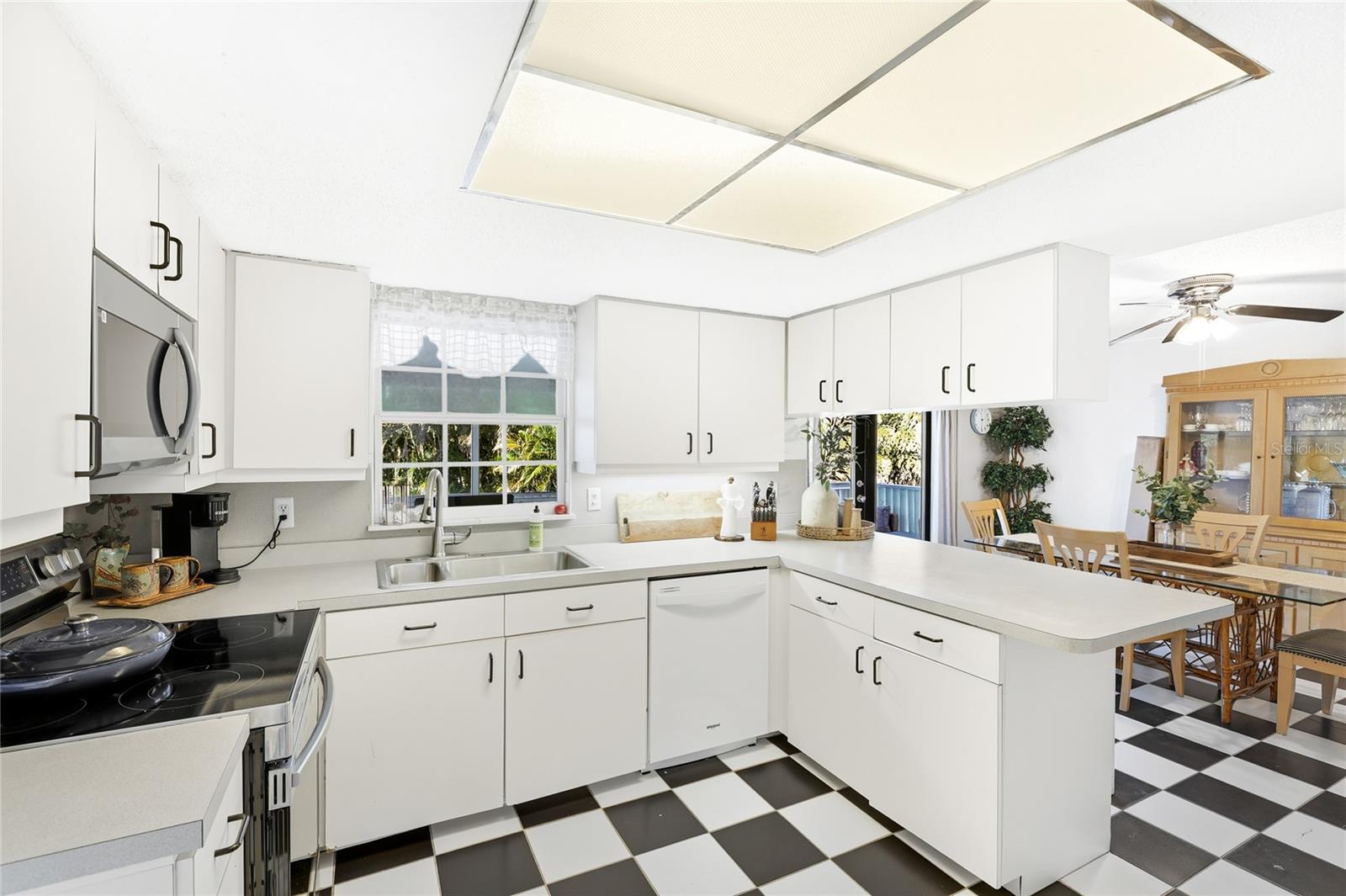 6936100; HOLMES BEACH 33RD UNIT; LOT 3; BLOCK 10; - Residential