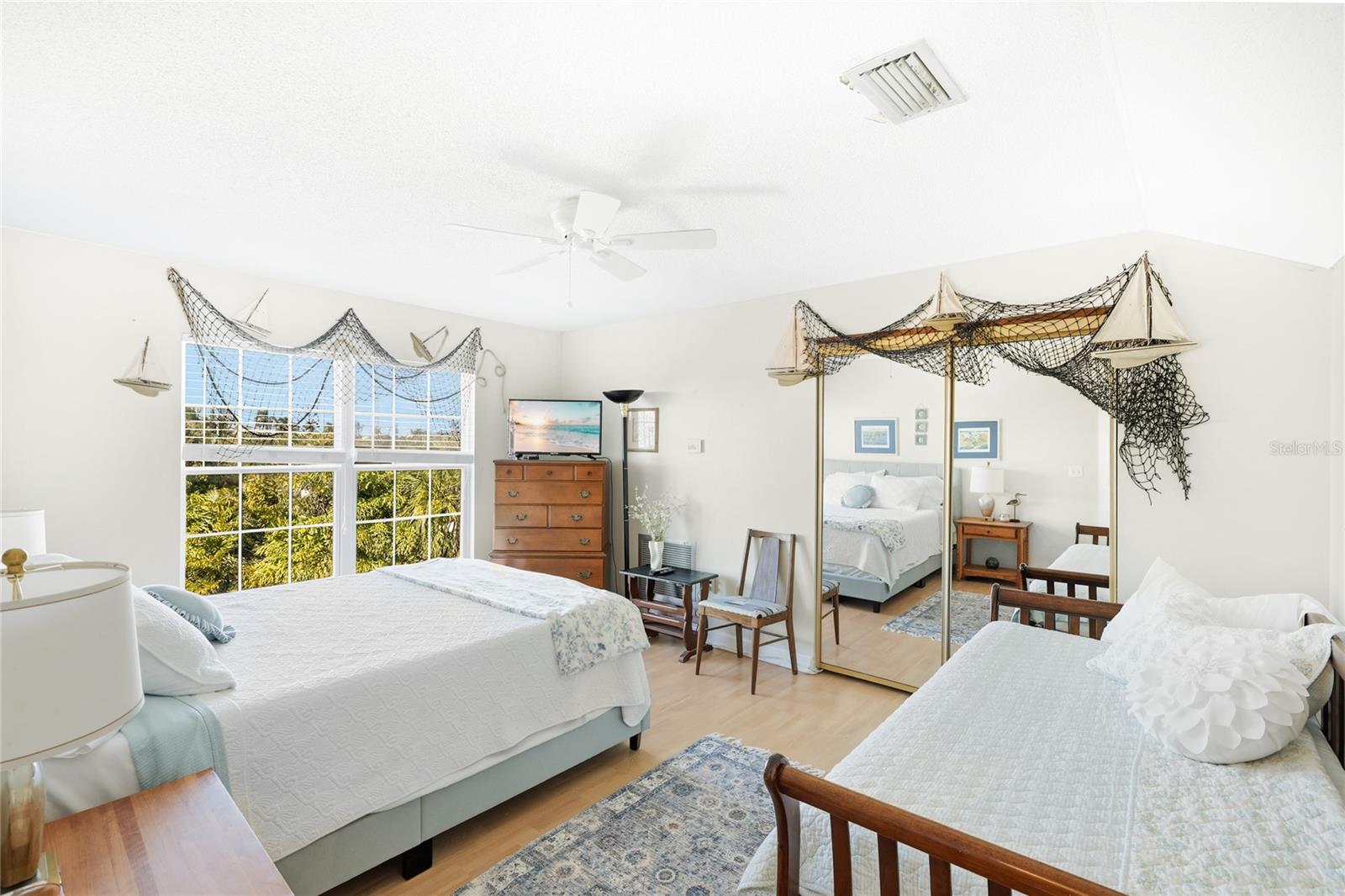 6936100; HOLMES BEACH 33RD UNIT; LOT 3; BLOCK 10; - Residential