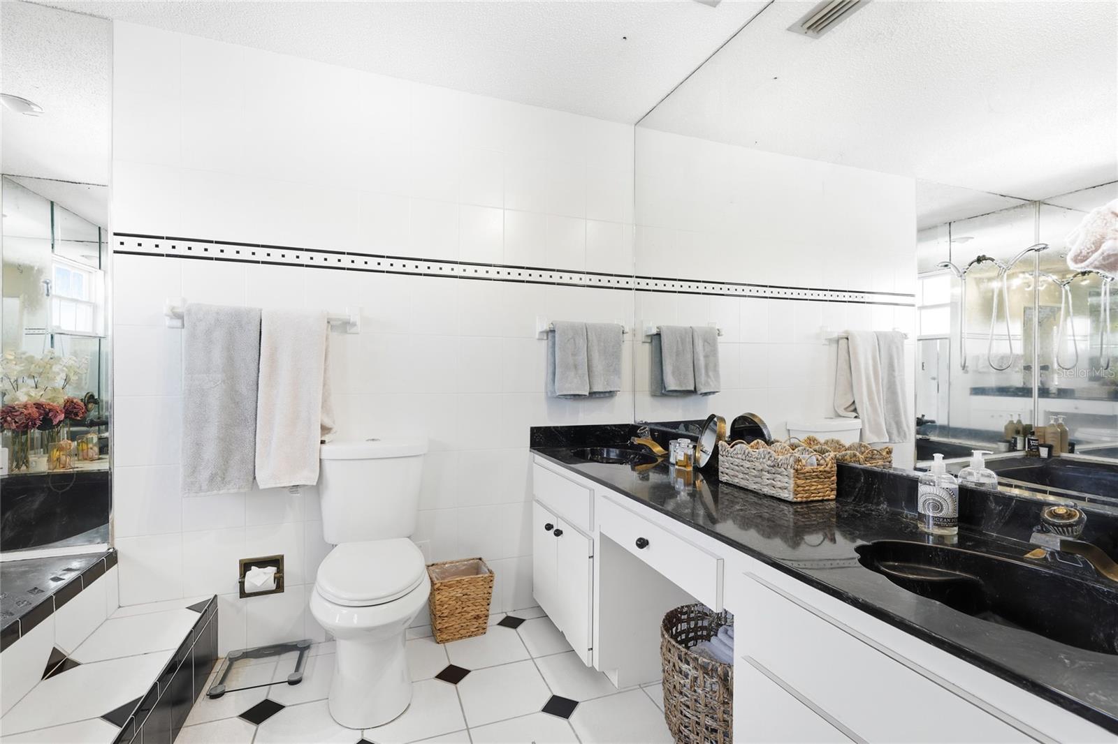 6936100; HOLMES BEACH 33RD UNIT; LOT 3; BLOCK 10; - Residential