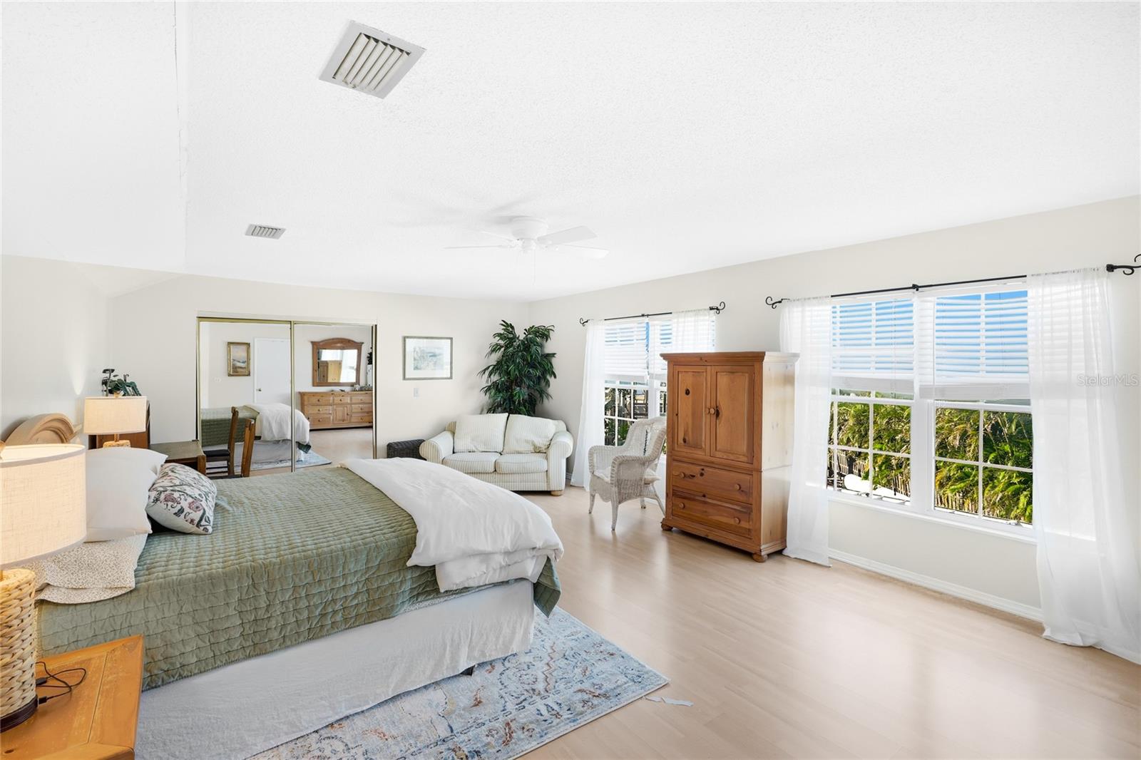 6936100; HOLMES BEACH 33RD UNIT; LOT 3; BLOCK 10; - Residential