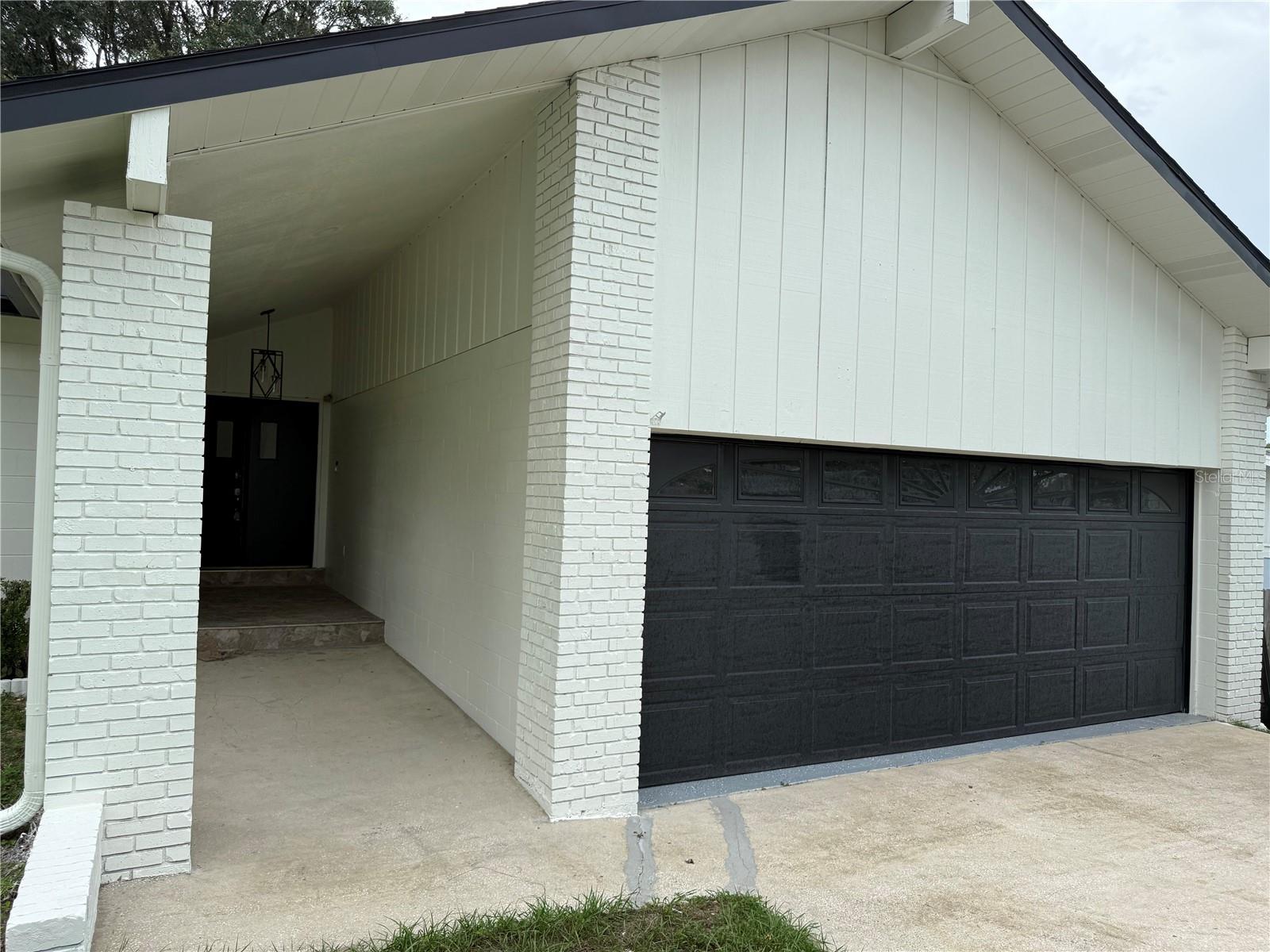 Very Spacious 3 bedroom two bath home, in the heart of Silver Springs Shores, close to shopping, schools and
transportation. This home has been remodeled and freshly painted, features big living room, spacious 2 car garage,
new kitchen, new appliances, new bathroom and new vanities, vinyl flooring, most of the windows are fairly new. Roof was replace in 2020.