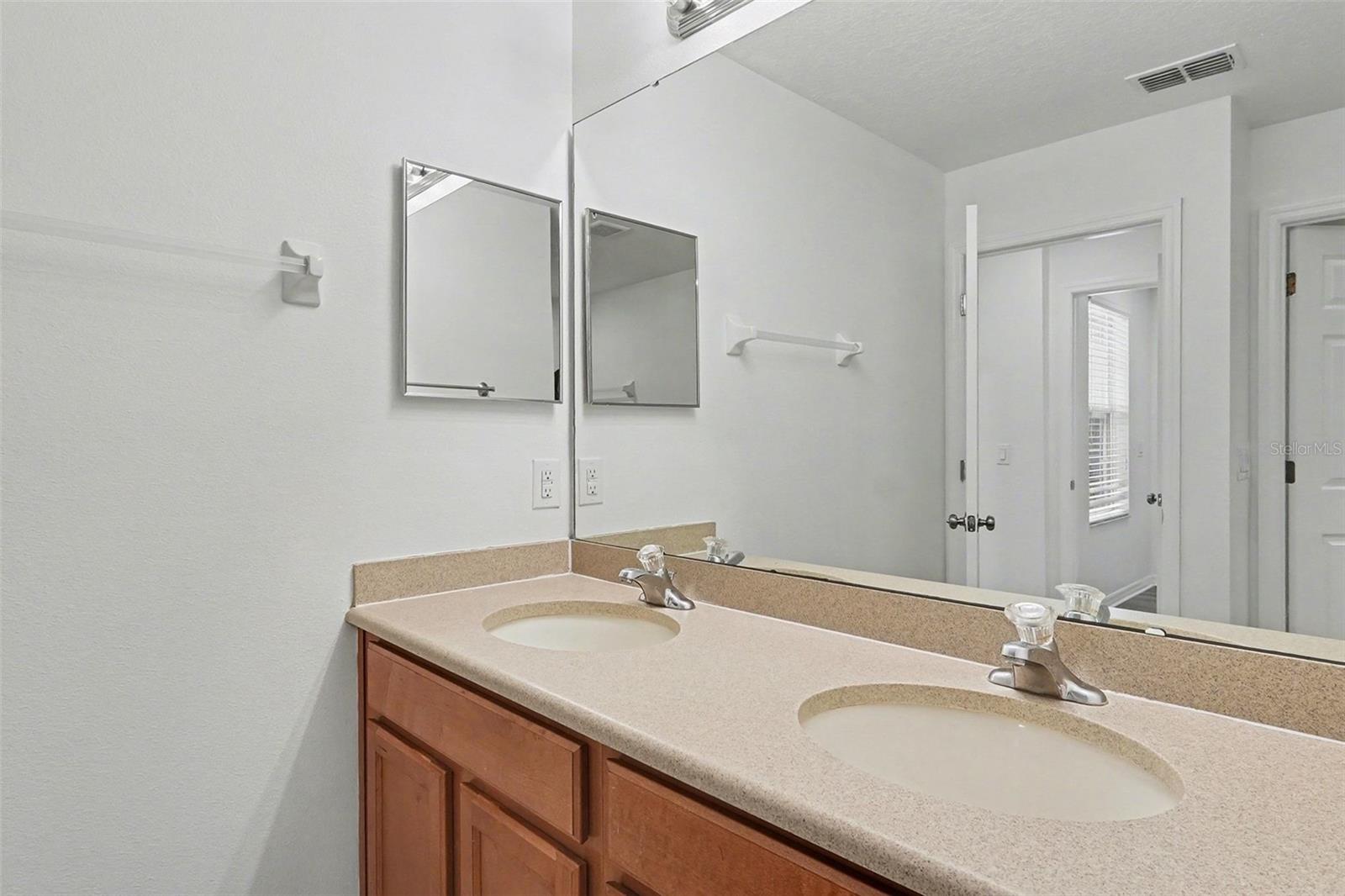 OVIEDO PARK TWNHMS - Residential