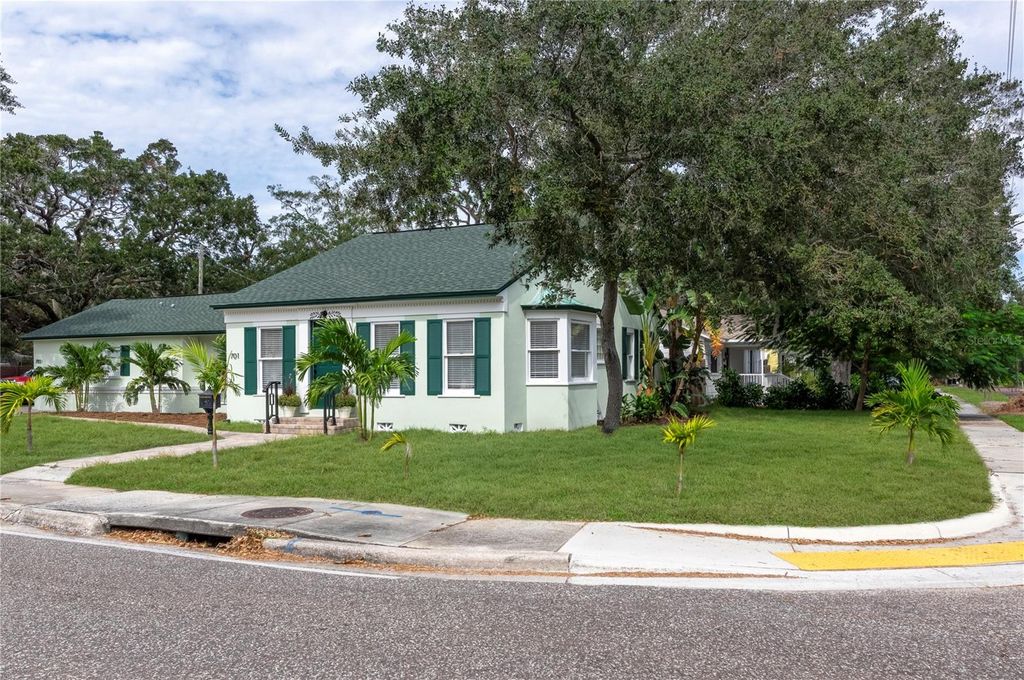 Photo of 701 38th Avenue N, St Petersburg, FL 33704 (MLS # TB8388648)