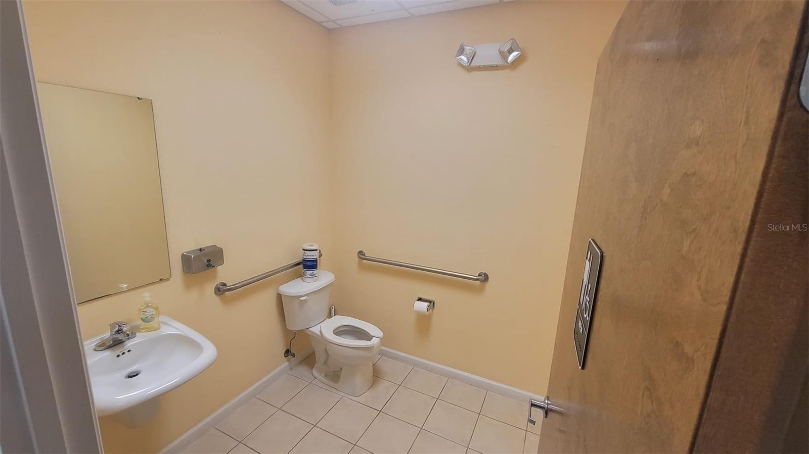 LEESBURG LEESBURG COMMERCE PARK PH 01 - Commercial Lease