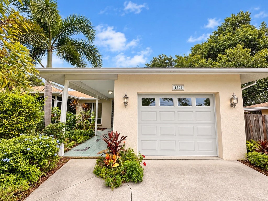 Photo of 4709 Brooksdale Drive, Sarasota, FL 34232 (MLS # A4708489)