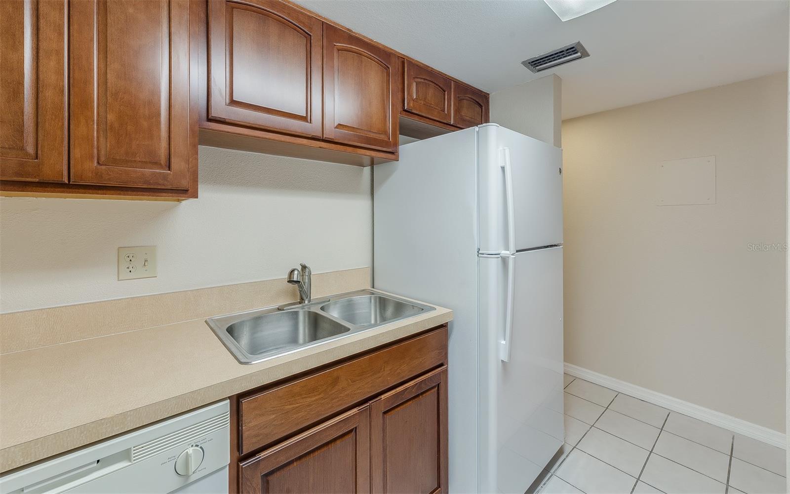 WIMBLEDON PARK CONDO 01 - Residential Lease