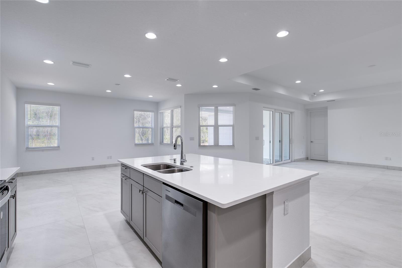 LATITUDE/DAYTONA BEACH CLOAR - Residential