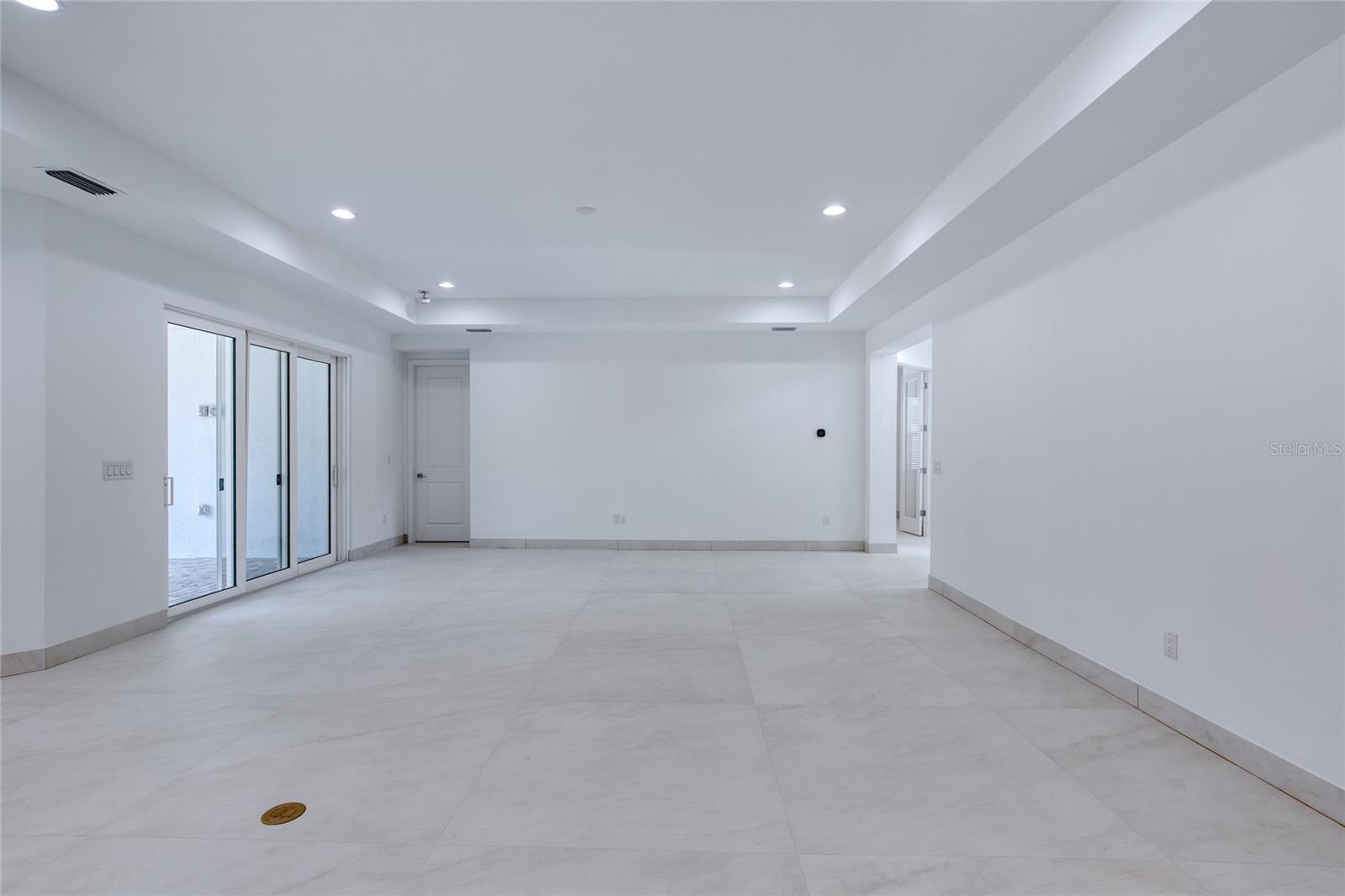 LATITUDE/DAYTONA BEACH CLOAR - Residential