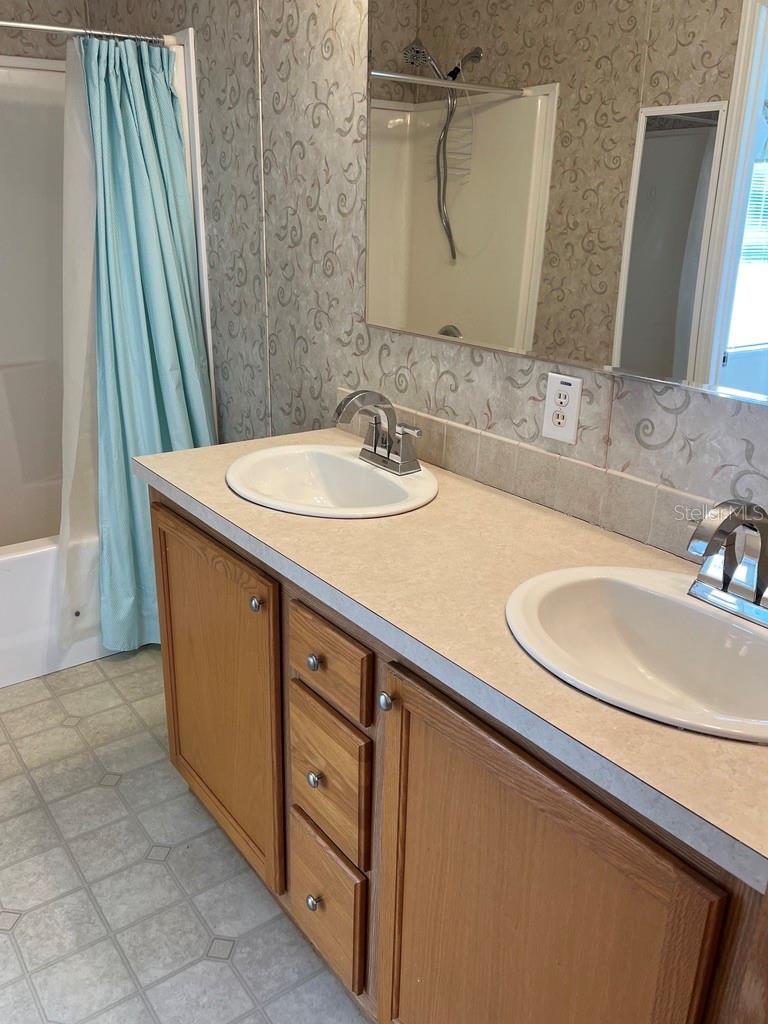 HOLIDAY ESTATES - Residential Lease