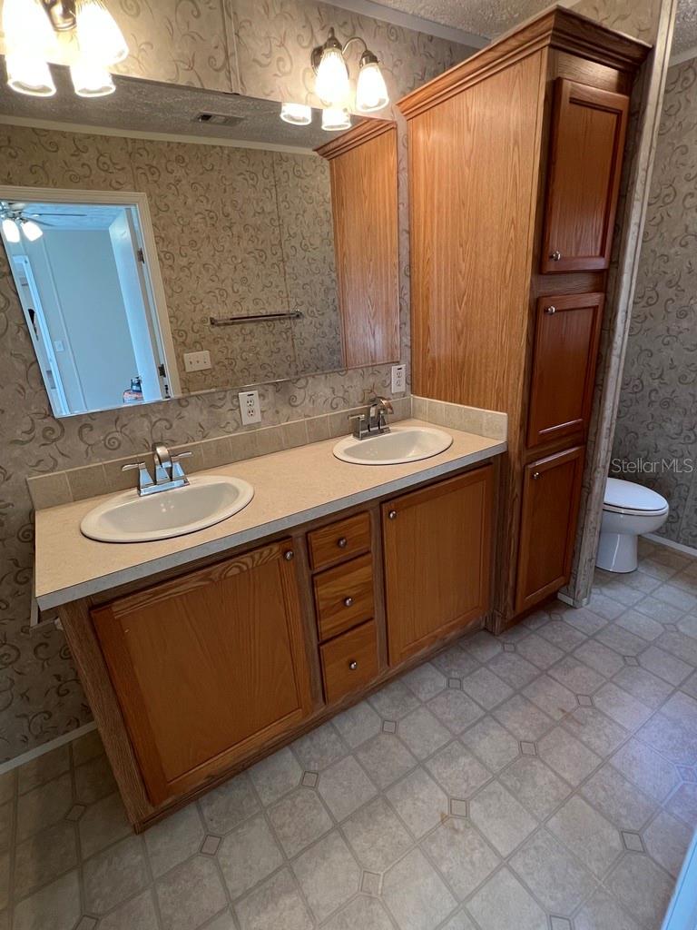 HOLIDAY ESTATES - Residential Lease