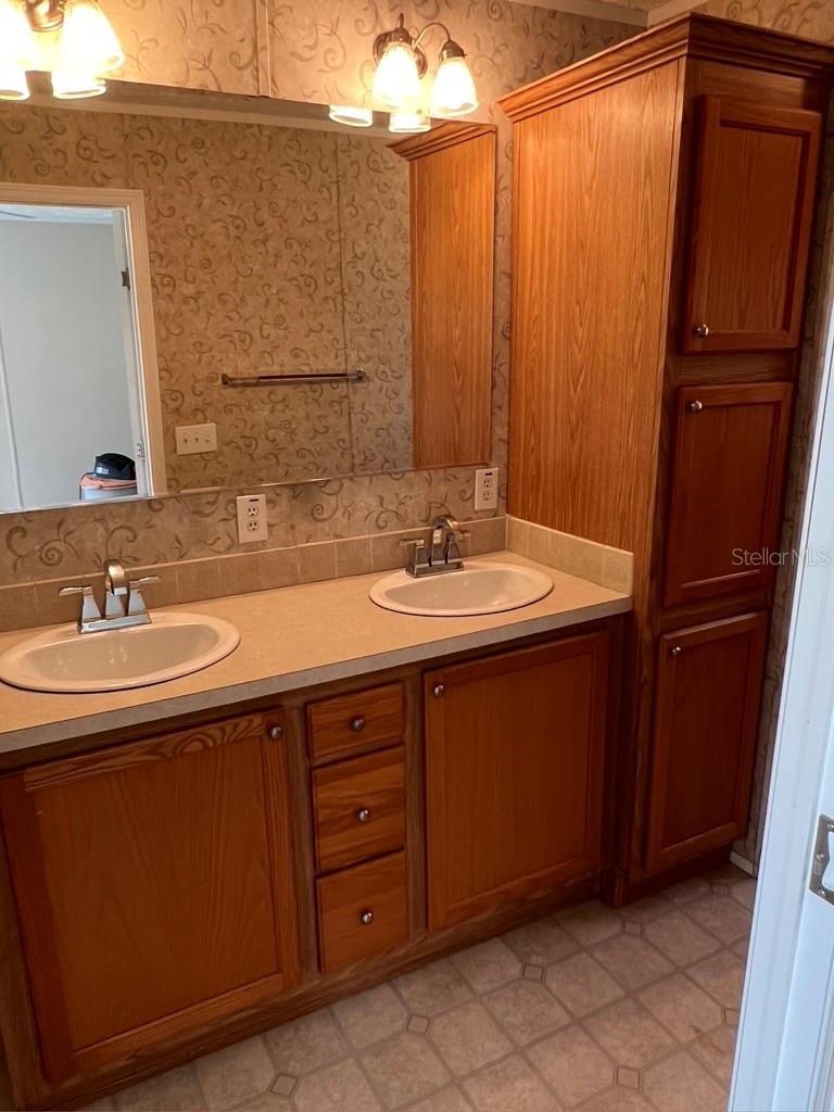 HOLIDAY ESTATES - Residential Lease