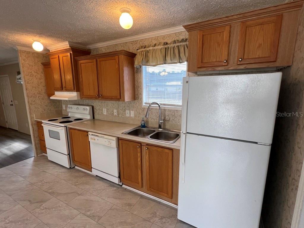 HOLIDAY ESTATES - Residential Lease