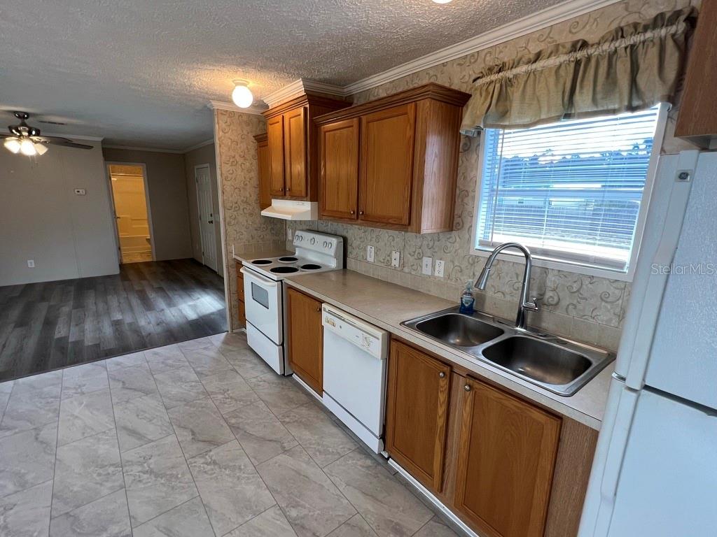 HOLIDAY ESTATES - Residential Lease