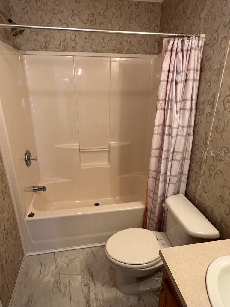 HOLIDAY ESTATES - Residential Lease