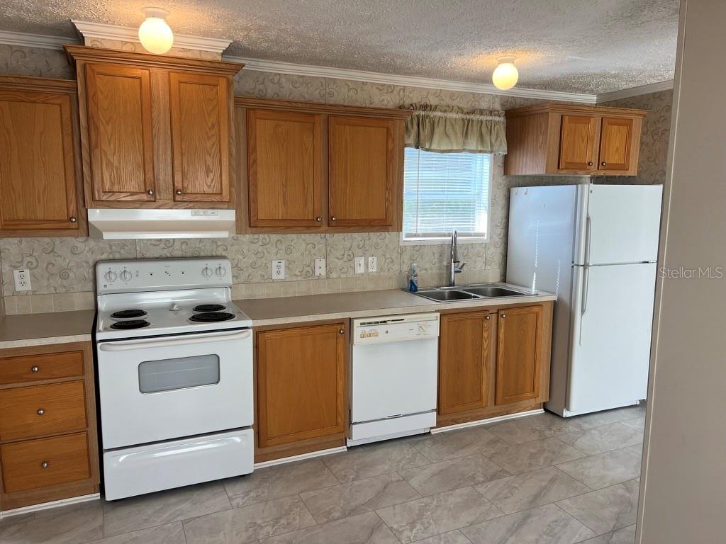 HOLIDAY ESTATES - Residential Lease