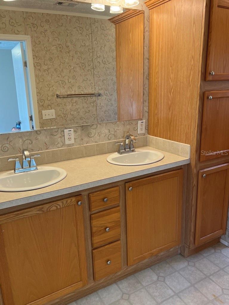 HOLIDAY ESTATES - Residential Lease