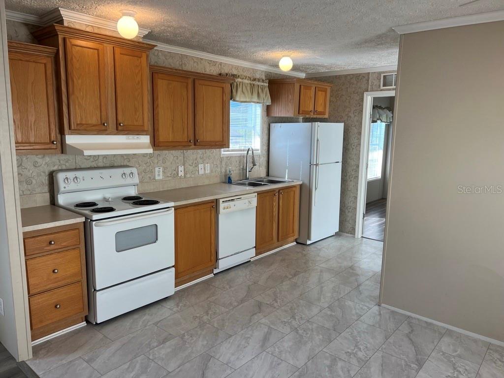 HOLIDAY ESTATES - Residential Lease