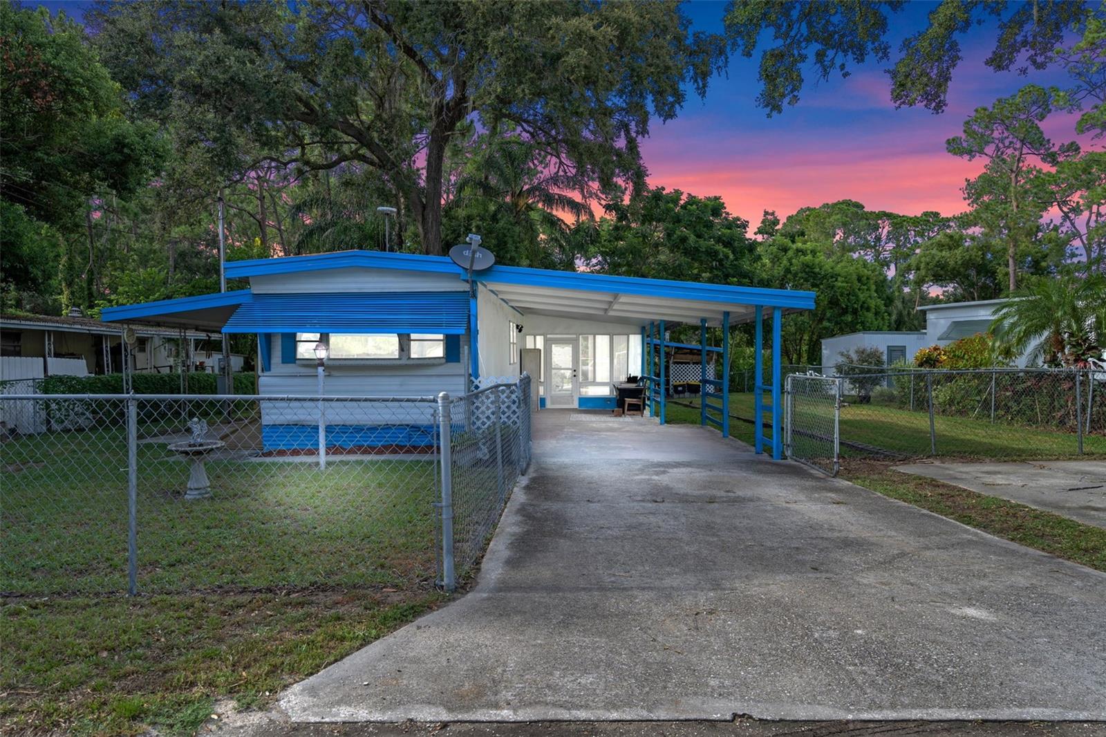 Charming updated mobile home on canal in Eustis, FL
Don't miss this beautiful single-wide mobile home nestled on a peaceful canal near Lake Yale! This move-in-ready home features fresh interior paint, brand-new flooring, and a spacious family room perfect for relaxing or entertaining.
Enjoy the Florida lifestyle with a fenced yard, a good-sized carport, and additional parking space for guests, a boat, or extra vehicles. Step outside and take advantage of convenient boat ramp access to Lake Yale, just minutes away!
Whether you're looking for a weekend retreat, investment property, or full-time residence, this home offers comfort, convenience, and water access at an affordable price.