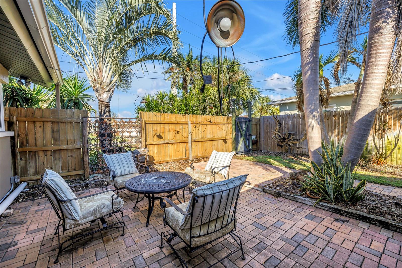 CAUSEWAY ISLES - Residential