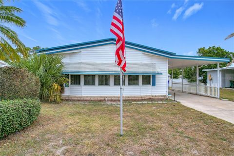 A home in TAVARES