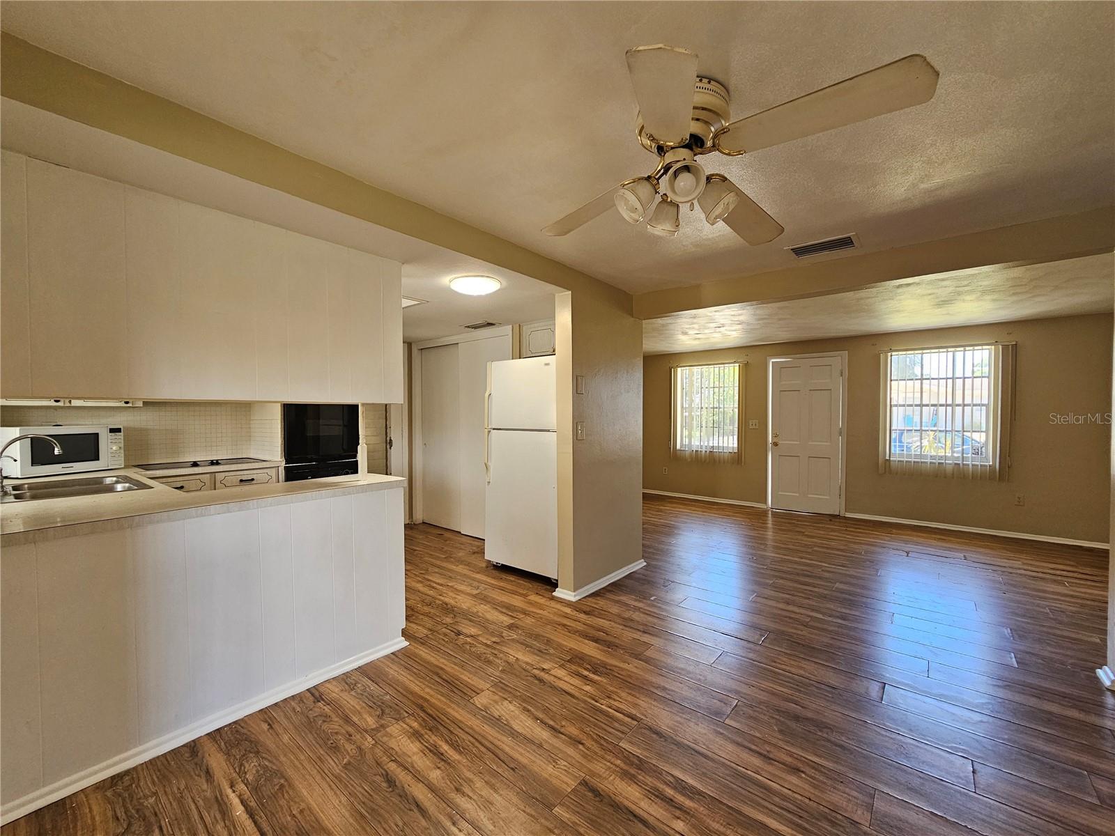 BEACON SQUARE - Residential Lease