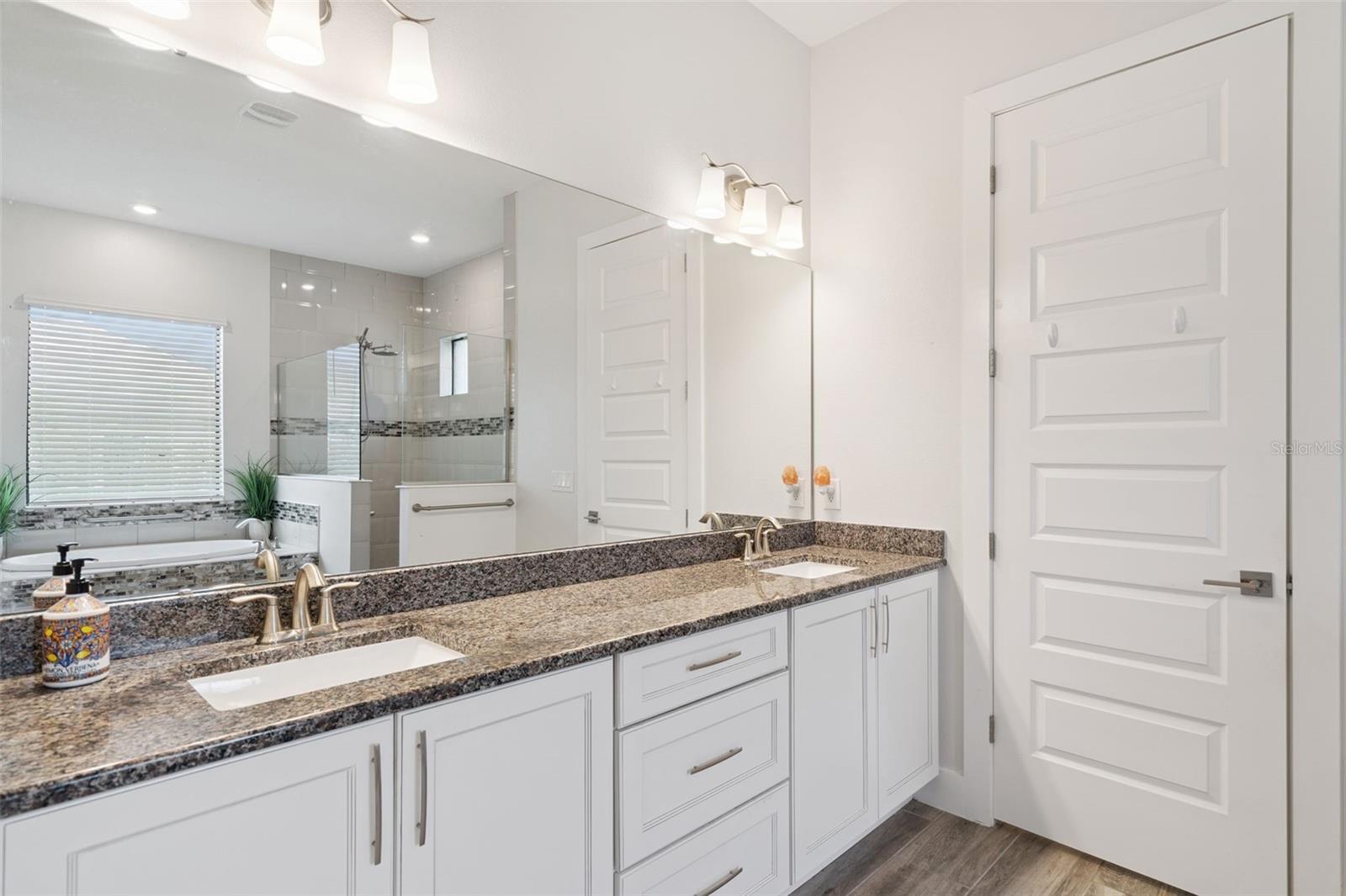 HEATHROW COUNTRY ESTATE - Residential