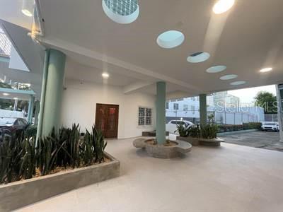 Modern remodeled apartment, fully furnished and equipped, featuring a washer, dryer, two air conditioning units, and assigned parking.
Located in a **prime area on Calle del Parque**, just steps from Calle LoÃza, Condado Beach, and with easy access to Baldorioty de Castro Avenue.
Requirements: Credit and income verification, and liability insurance policy.