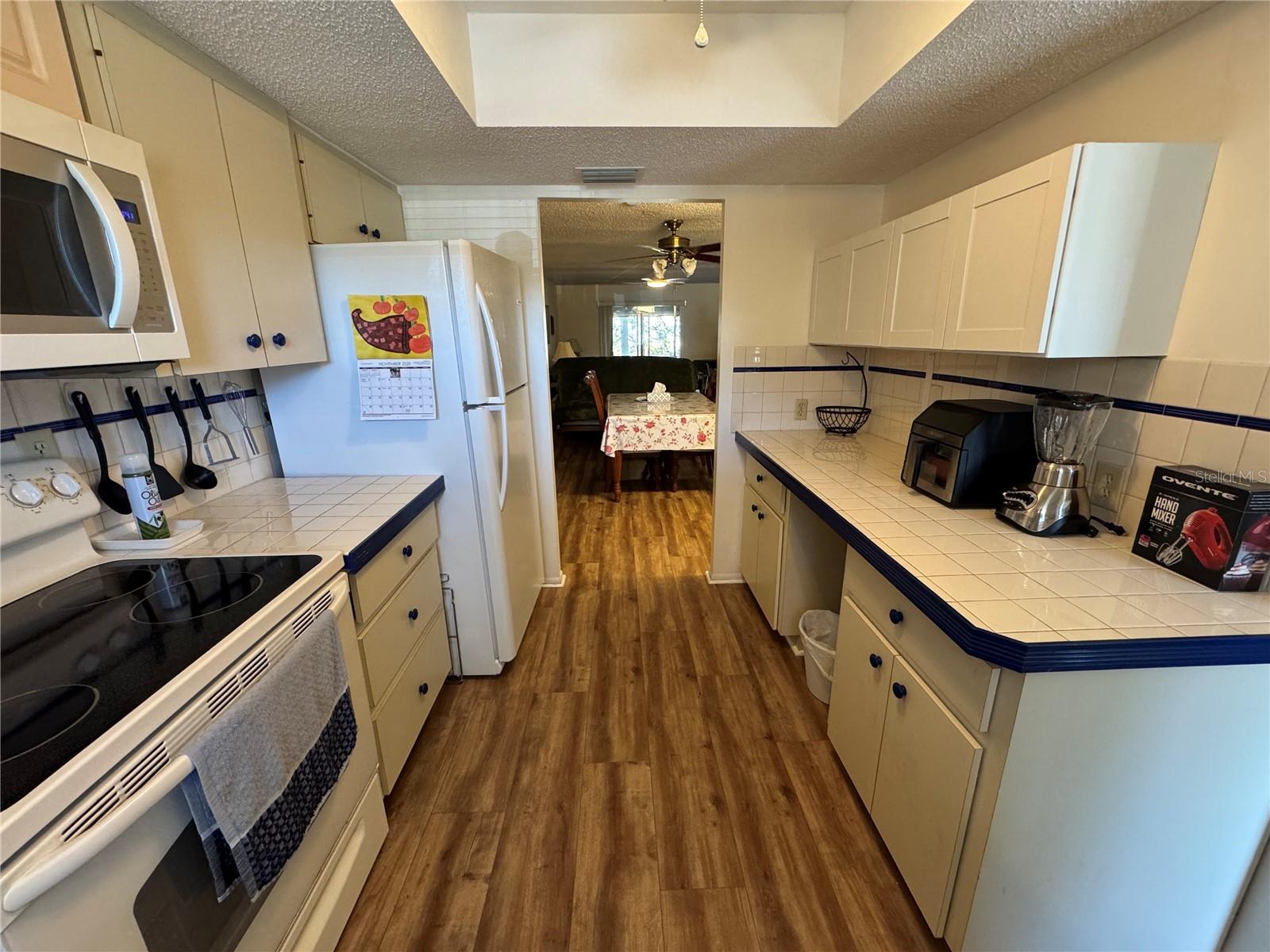 BAYSHORE ON THE LAKE APTS III SEC1 - Residential Lease