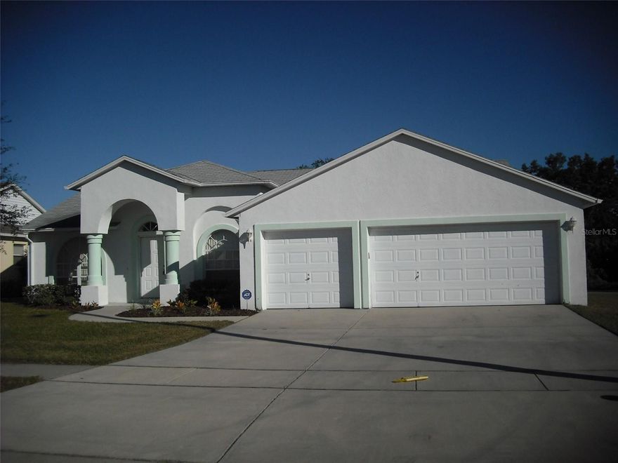 RIVERVIEW: 4BED 2BATH 3 CAR GARAGE HOME. SPACIOUS GREATROOM PLAN WITH EAT-IN KITCHEN, FORMAL LINVING AND DINING AREA AND SPLIT BEDROOMS. LARGE MASTER BATH AND WALK-IN CLOSET. NEW INTERIOR PAINT. COVER LANAI ON A CORNER LOT. ONLY MINUTES FROM TAMPA AIRPORT, MAC DILL, BRANDON MALL SHOPPING AND RESTAURANTS.
