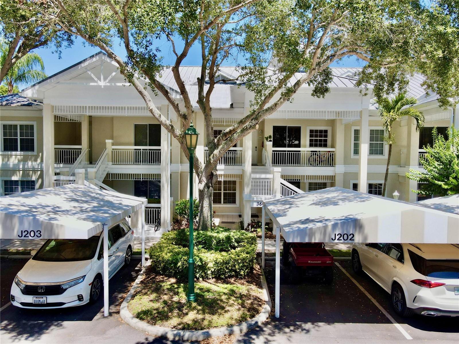Available now!! 6 months minimum. Spacious first floor fully furnished corner villa features 3bedrooms and 2bathrooms.
The master bedroom is spacious with king bed, vaulted ceilings, large walk-in closet, and a bathroom featuring giant walk in shower. King size bed in the 2nd bedroom as well! A lot of storage space.
The property is surrounded by stunning native Florida tropical plants and beautifully landscaped grounds with dinning room overlooking wooded preserve area.
Rate includes electric, water, sewer, garbage, pest control, WiFi internet and cable TV.
Located within a short distance to community pool and spa and IMG facilities, just a short drive from downtown Bradenton and SRQ airport.The pristine beaches are only a few minutes away, making this property an unmatched choice for outdoor enthusiasts. Listed rate is for 6+ months. $7000 month for 1-5 months or shorter term leases plus applicable short-term taxes and fees.