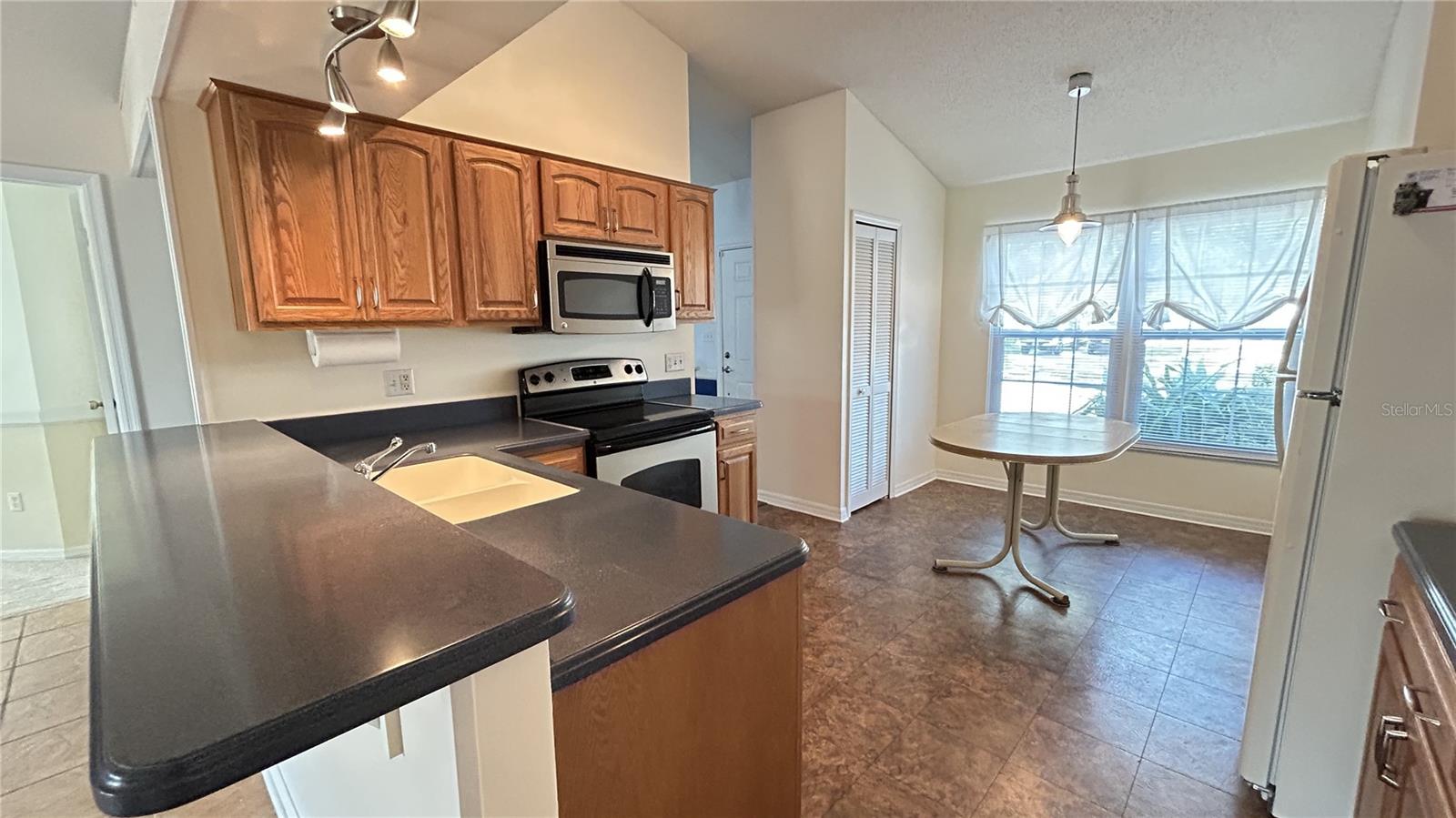 COUNTRY CHASE - Residential