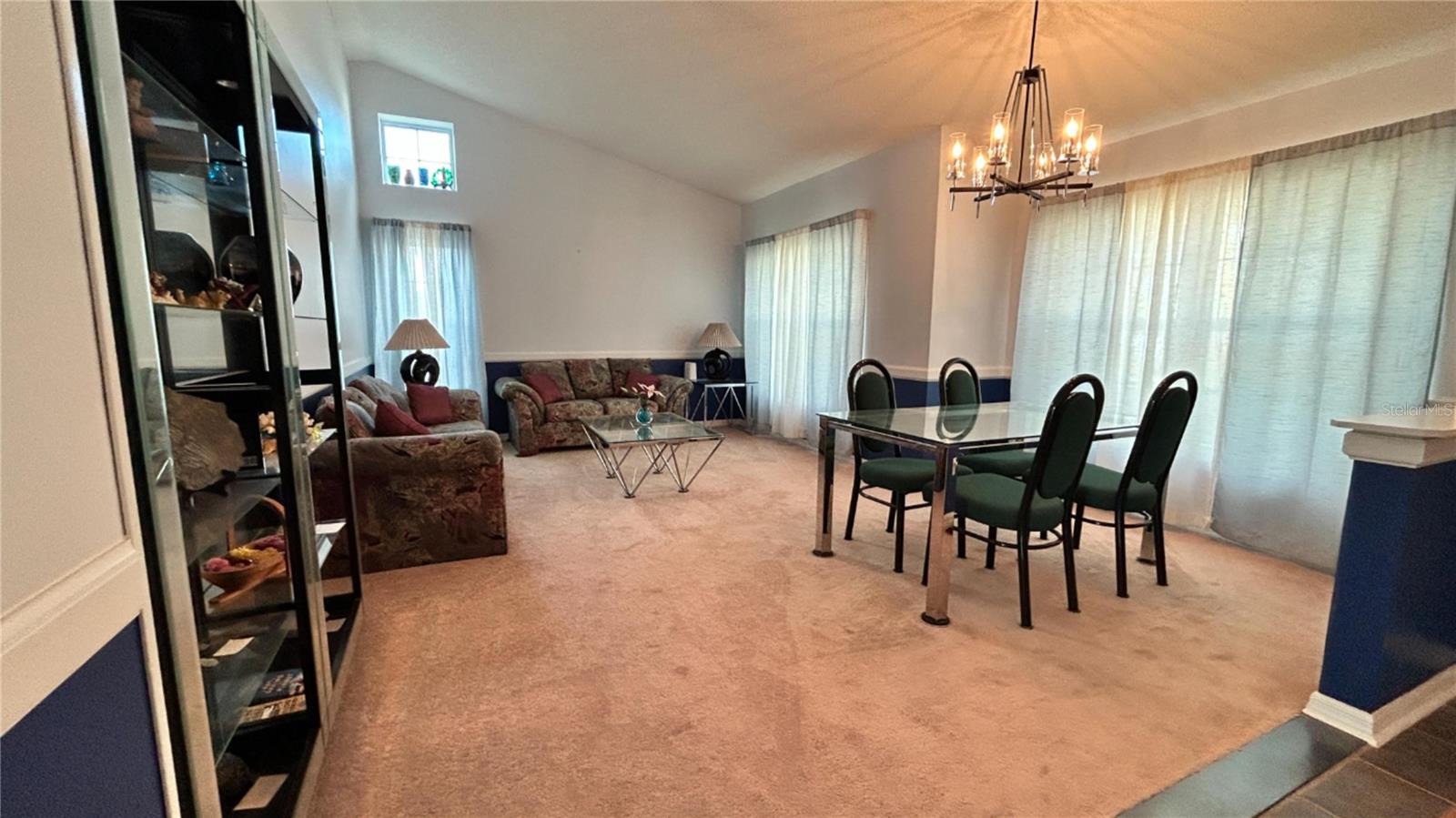 COUNTRY CHASE - Residential