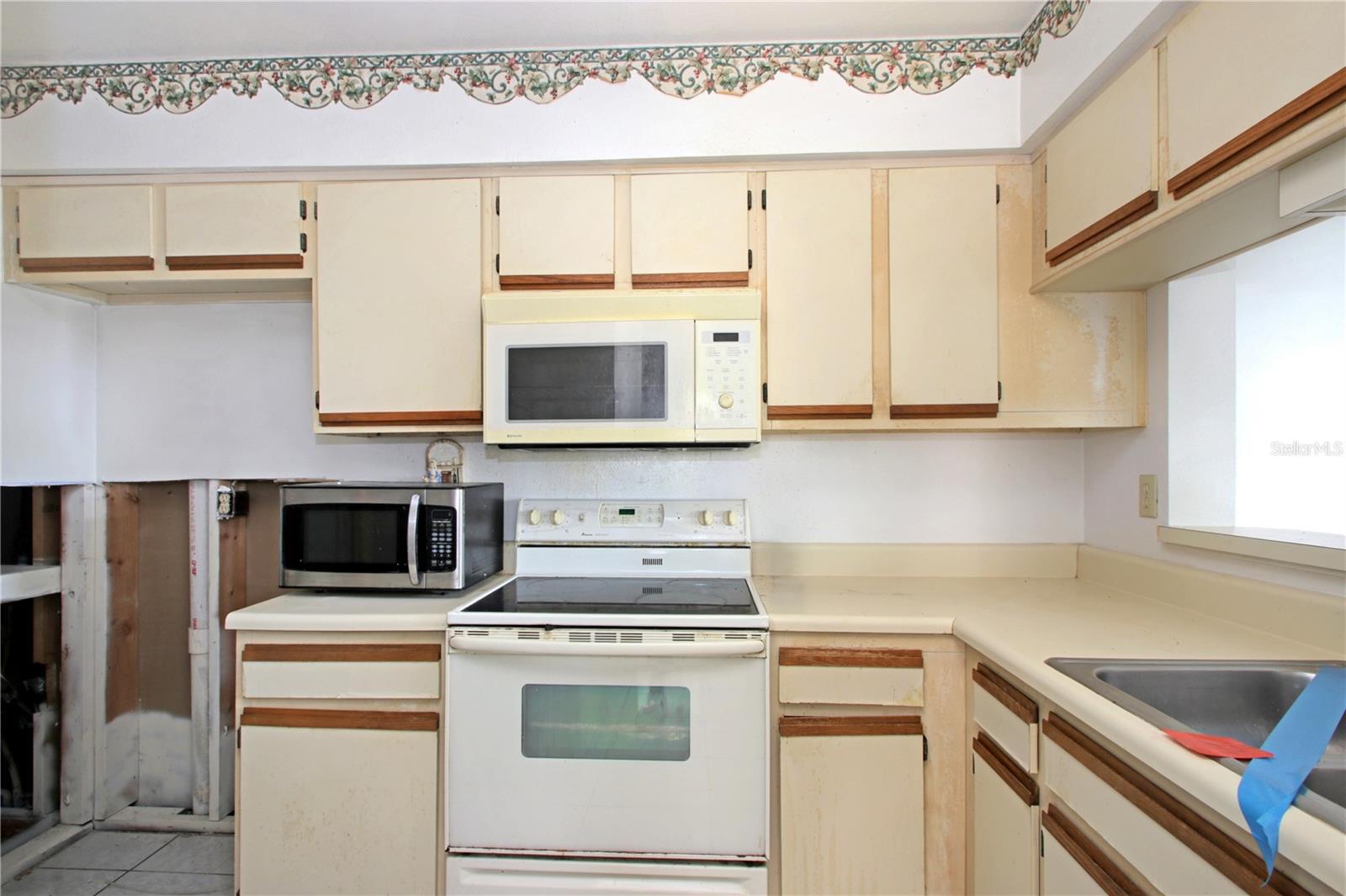 CENTRE COURT CONDO 04 PH 02 - Residential