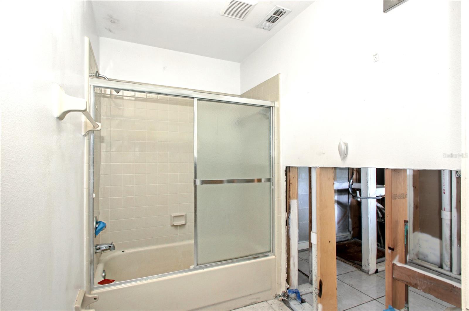 CENTRE COURT CONDO 04 PH 02 - Residential