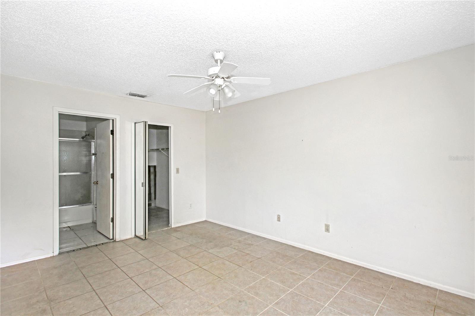 CENTRE COURT CONDO 04 PH 02 - Residential