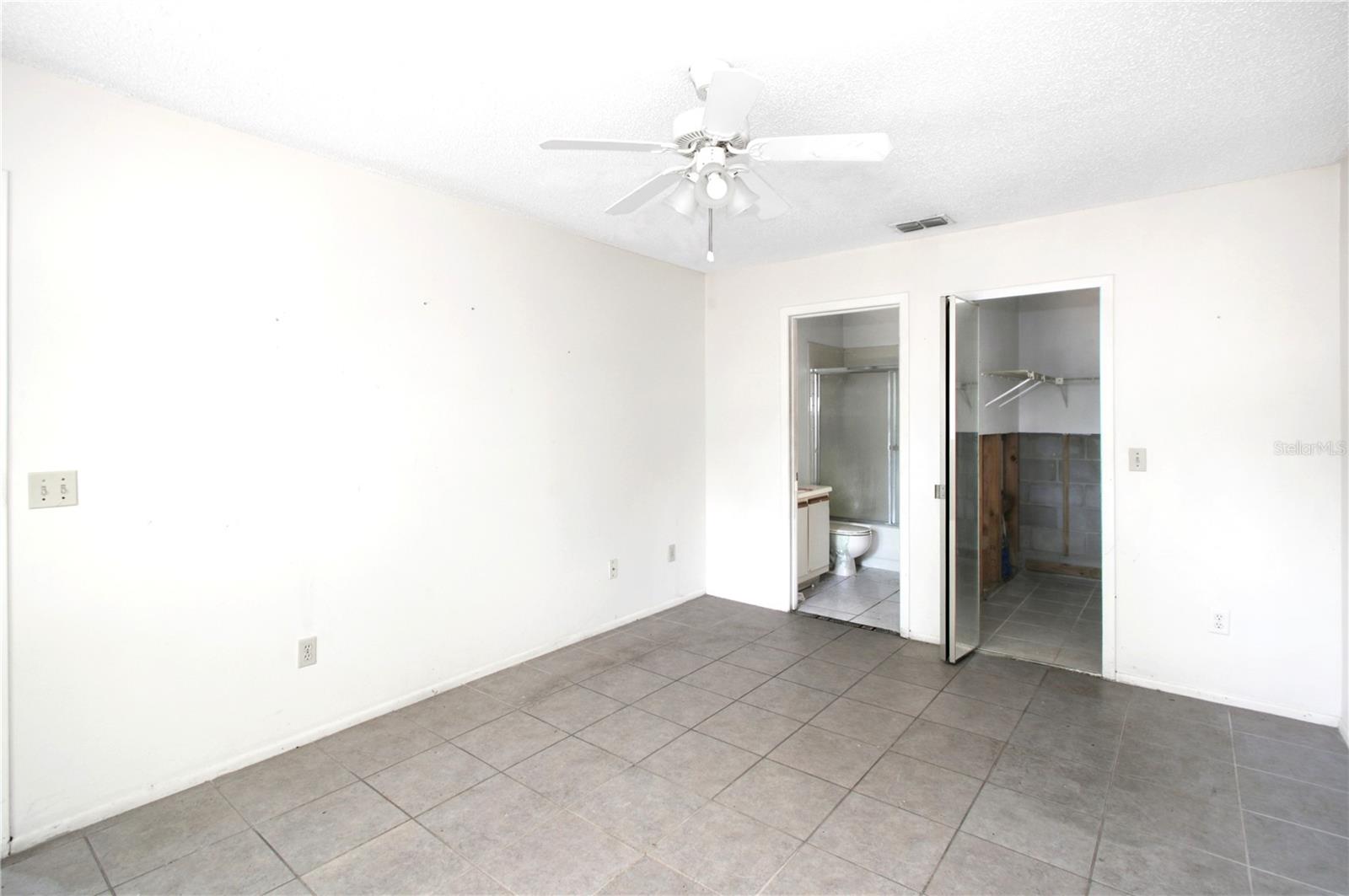 CENTRE COURT CONDO 04 PH 02 - Residential