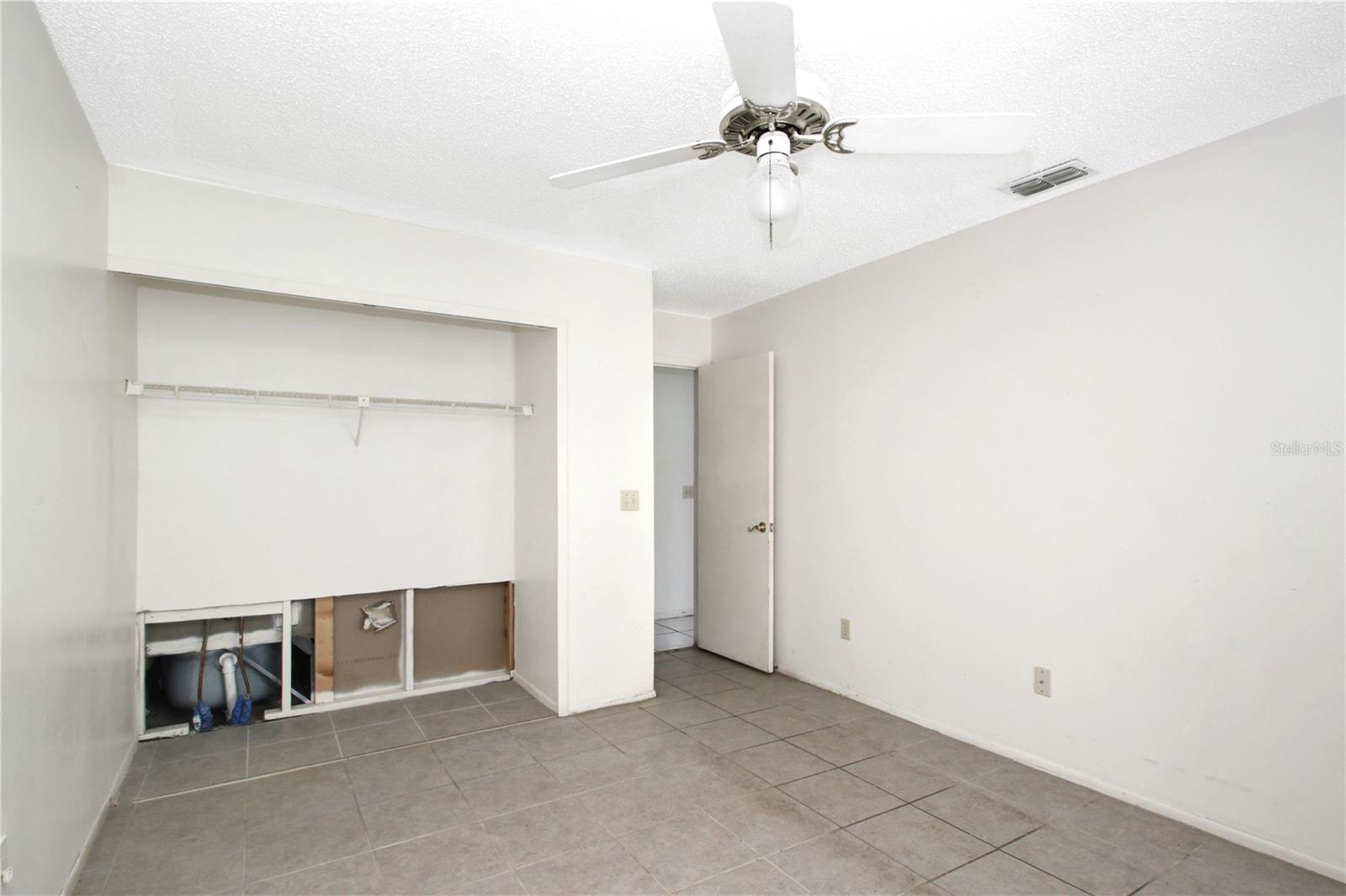 CENTRE COURT CONDO 04 PH 02 - Residential