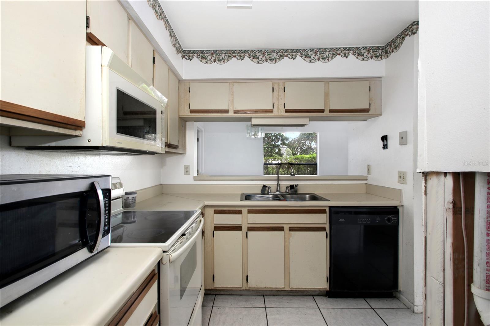 CENTRE COURT CONDO 04 PH 02 - Residential